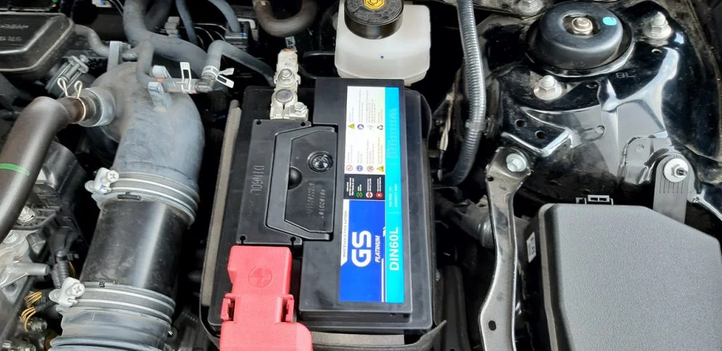 Thay bình ắc quy xe Toyota Camry 2019