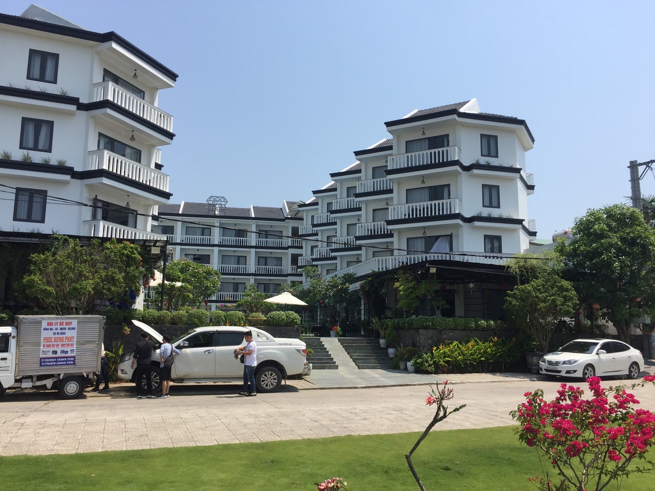 Đội xe cứu hộ và kỹ thuật viên Phúc Hưng Phát thay lắp bình ắc quy lưu động tận nơi tại Đà Nẵng