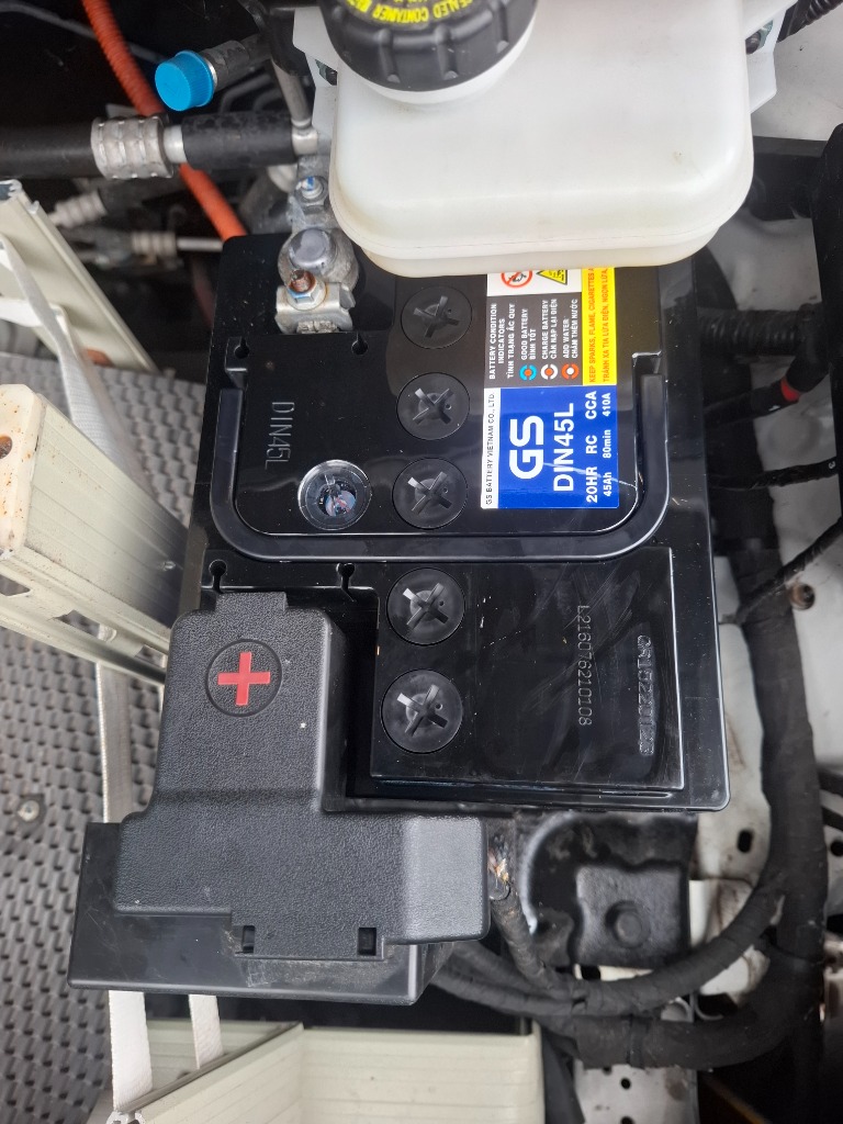 Thay bình ắc quy GS DIN45L 12V 45Ah cho xe điện BYD Atto 2