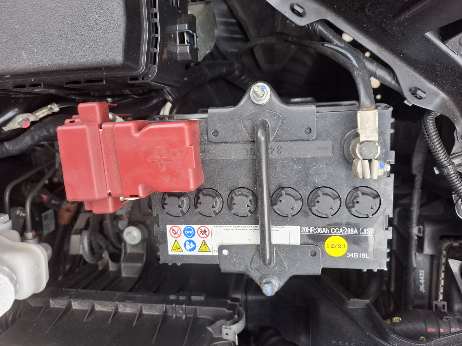 Vị trí bình ắc quy theo xe Mitsubishi Xforce trong khoang động cơ