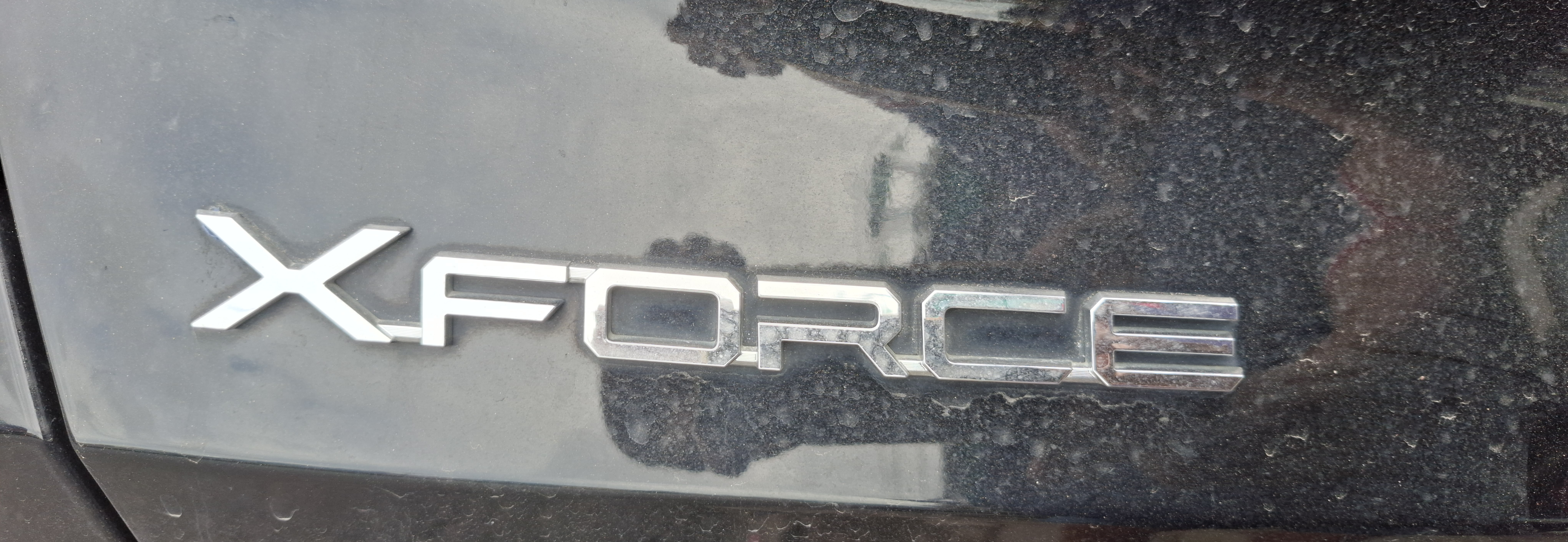 Logo chữ nổi Mitsubishi Xforce trên đuôi xe