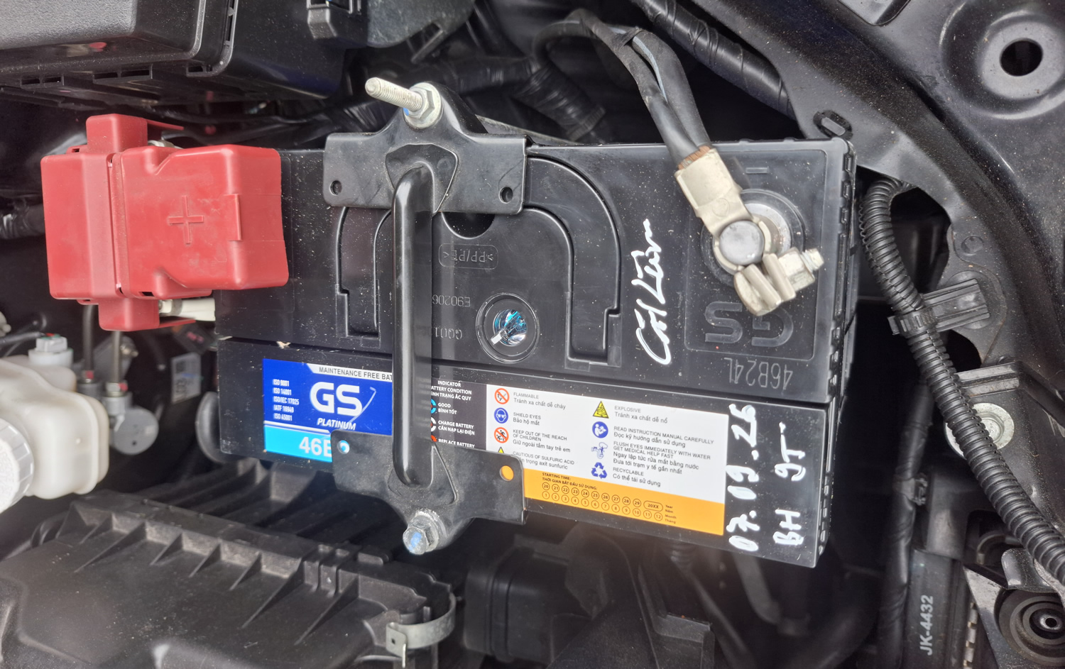 Thay bình ắc quy GS Platinum MF 46B24L 12V 45Ah cho xe Mitsubishi Xforce
