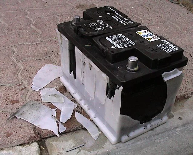 Hiện trường một vụ nổ bình ắc quy ô tô xé toạc vỏ nhựa và bắn tung axit