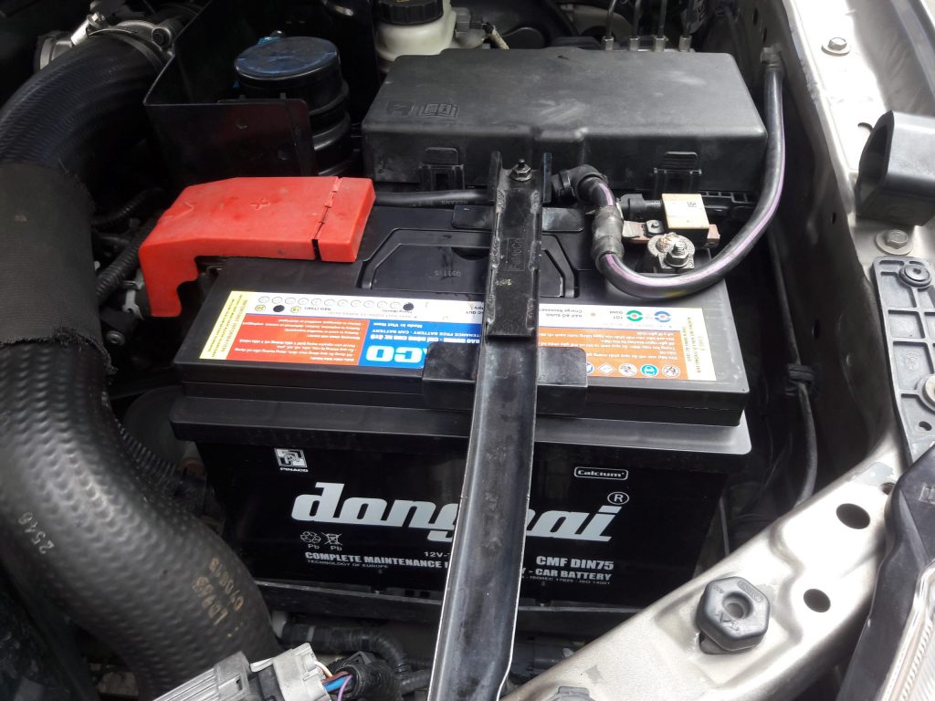 Thay bình ắc quy Mazda BT50
