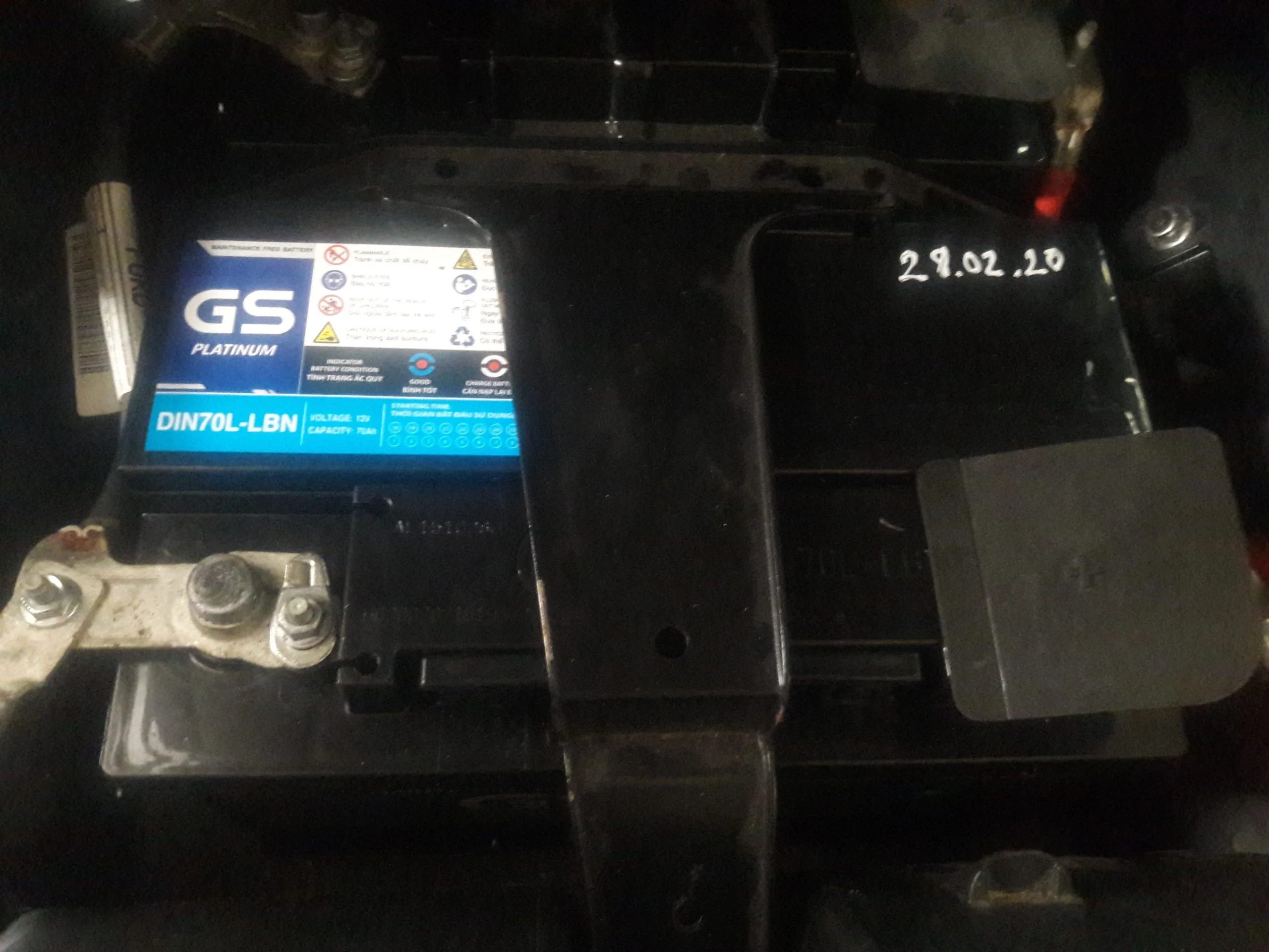 Thay ắc quy GS cho xe Ford Transit