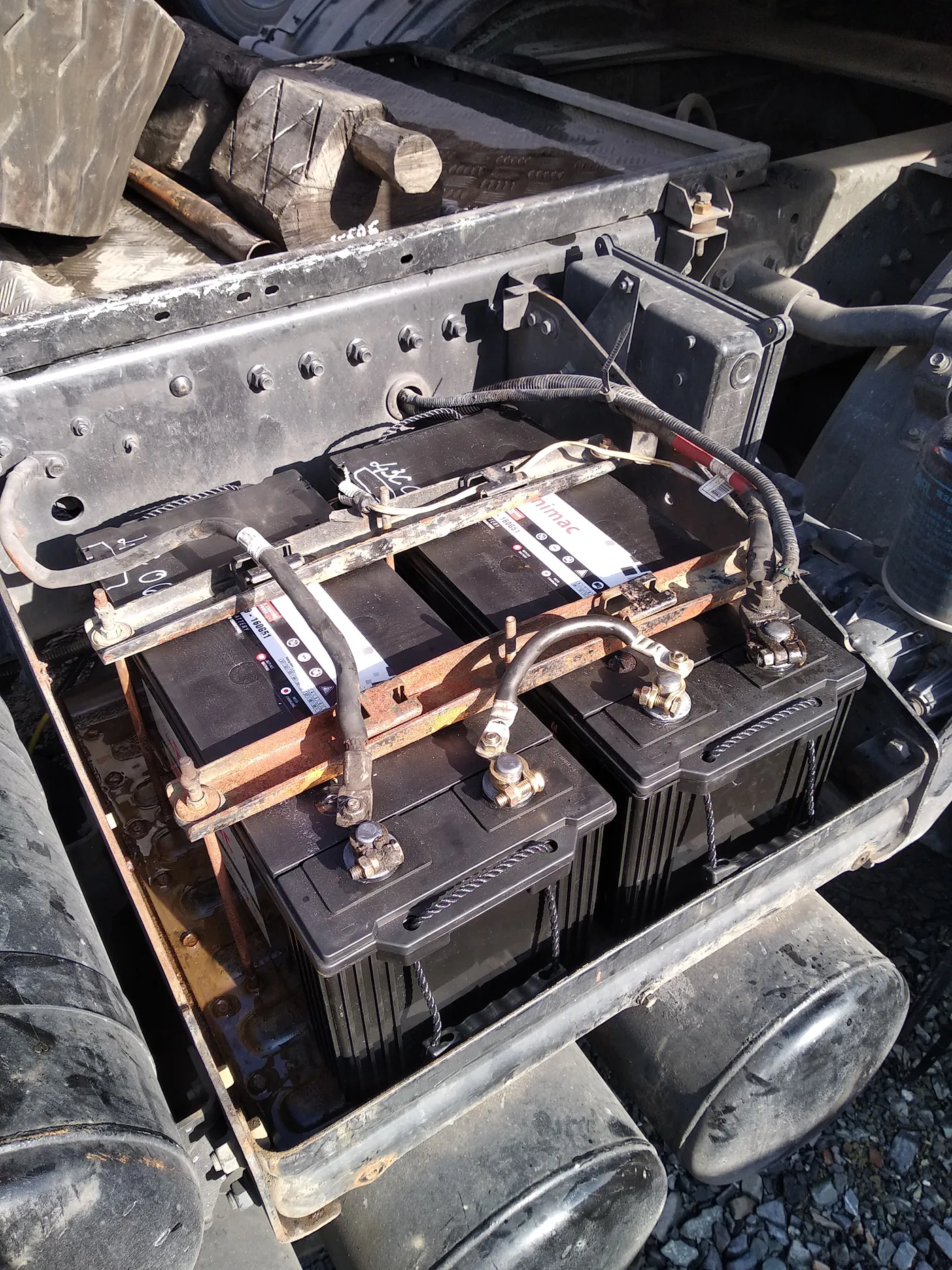 ắc quy hyundai hd700