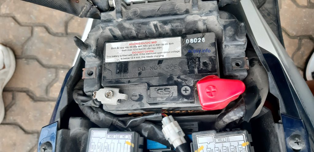 Thay bình ắc quy cho xe Yamaha NVX