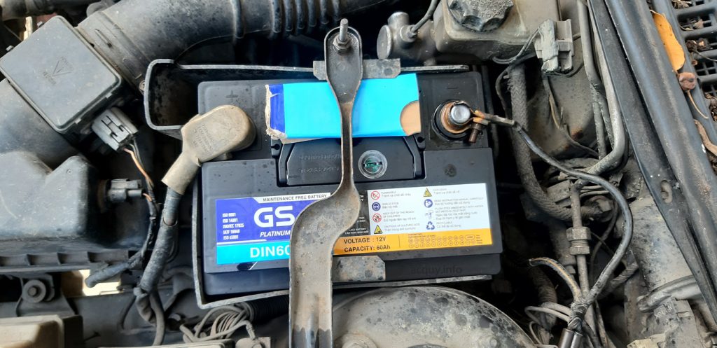 Thay bình ắc quy Ford Laser