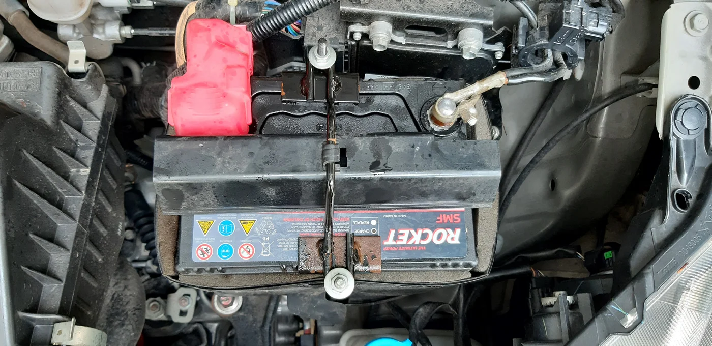 Thay bình ắc quy Rocket cho xe Toyota Wigo
