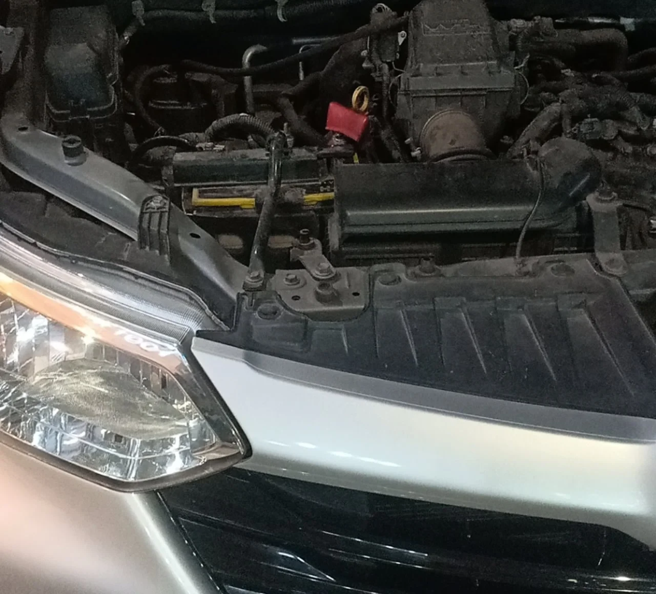 Khoang máy và vị trí đặt bình ắc quy trên xe Toyota Avanza