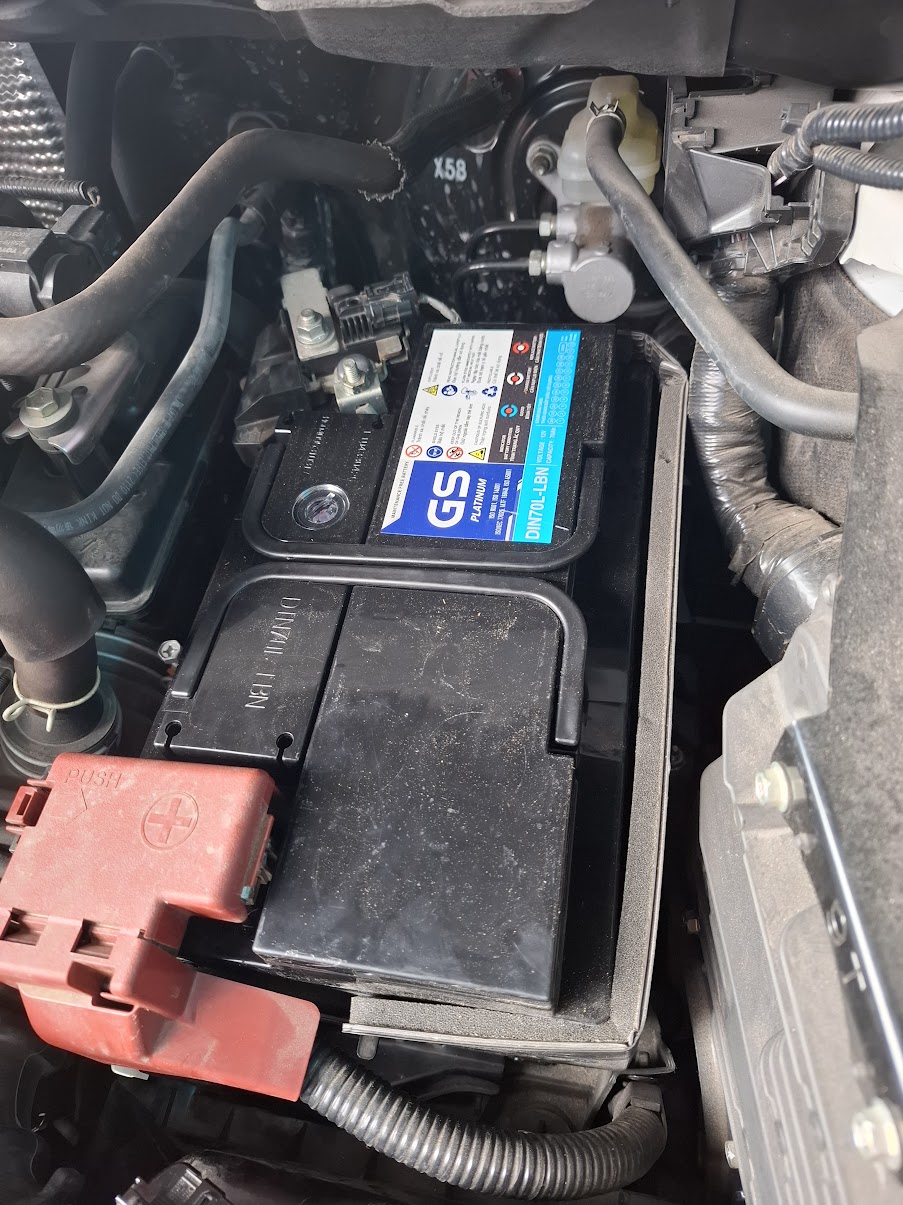 Lắp đặt thực tế bình ắc quy GS Platinum DIN70L-LBN cho xe Lexus RX 350 vừa khít khay nguyên bản